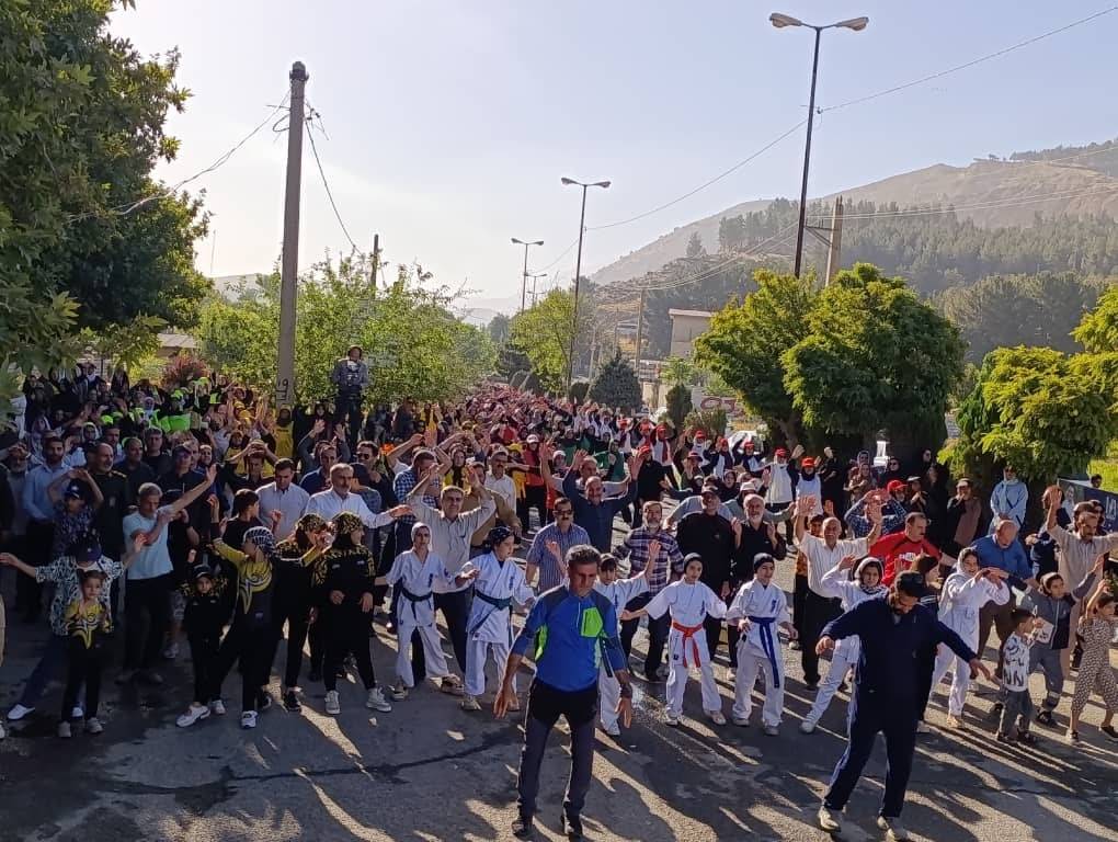 برگزاری همایش پیاده‌روی خانوادگی به مناسبت گرامیداشت "هفته وحدت" با حضور پرشور و ۳۰ هزار نفری مردم مهاباد/ 